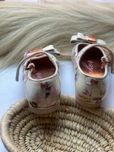 Load image into Gallery viewer, Baker (UK) - Beautiful Dressy shoes - Girl&#39;s size toddler 7UK/24 EU
