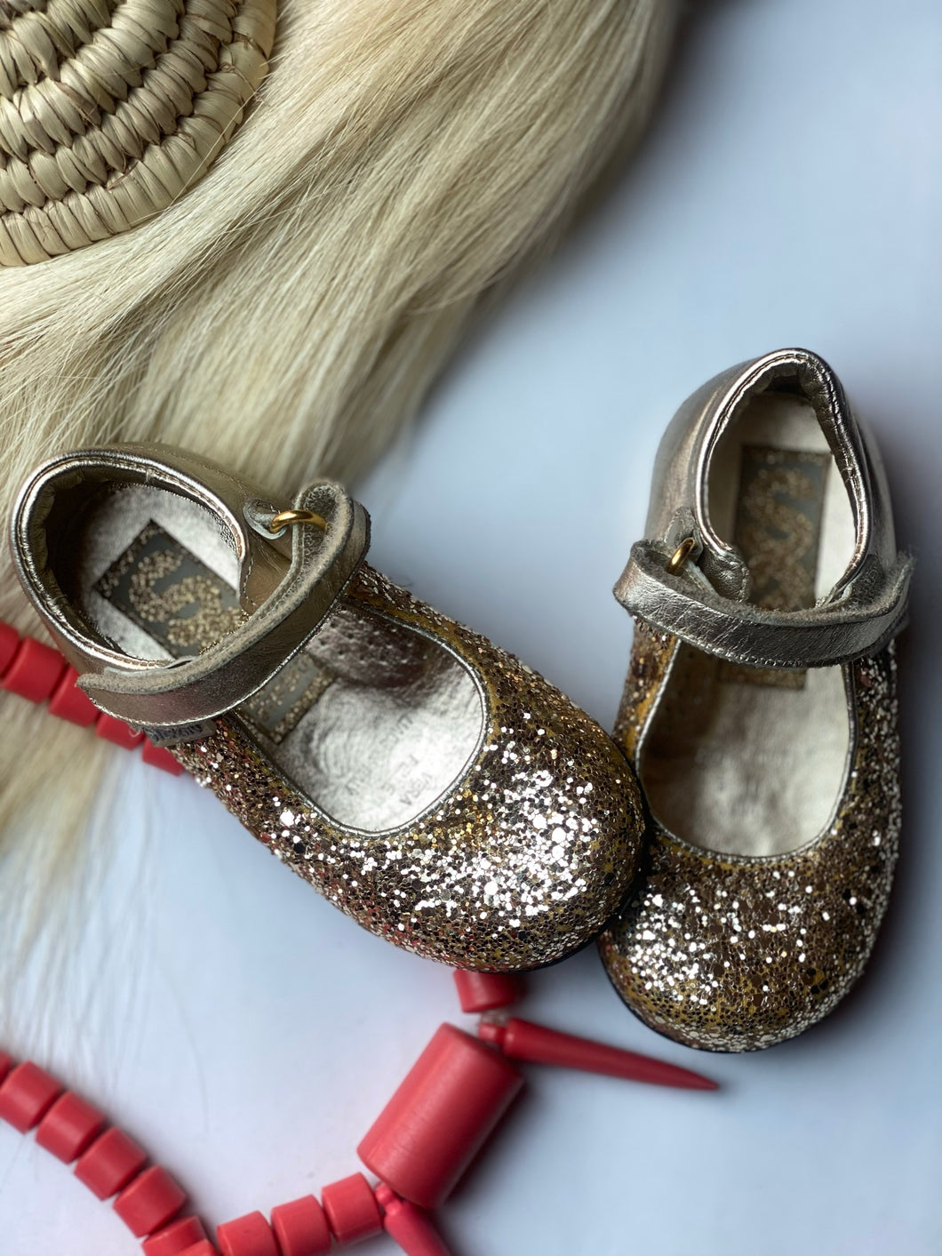 Beautiful gold glitter dressy shoes - Girl's size for 1 to 2 years olds 6UK/23 EU