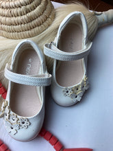 Load image into Gallery viewer, Next (UK) Leather Cream beautiful shoes - Toddler Girls size 6 (UK)
